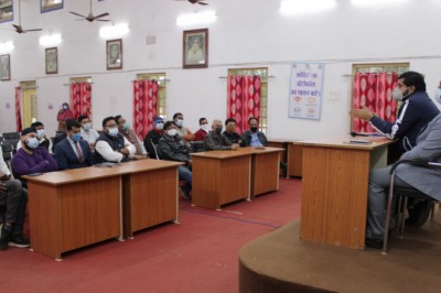 कोरोना के बढ़ते प्रकोप को देखते हुये महापौर व आयुक्त ने ली पार्षदों की बैठक