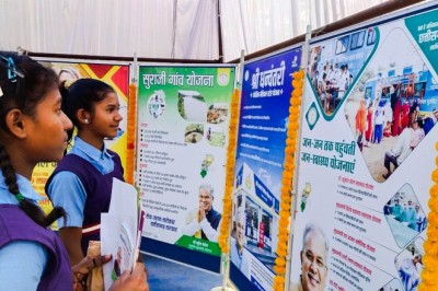 मोहला  के दूरस्थ ग्राम मार्री के हाट बाजार में जनसंपर्क विभाग की फोटो प्रदर्शनी