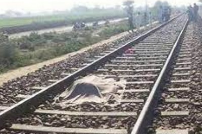 ट्रेन से गिरकर हुए युवक के टुकड़े,