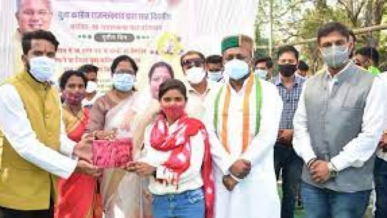 बच्चों को जागरूक होकर वैक्सीन लगाने पर उनको सम्मान के रूप में उपहार दिया जा रहा