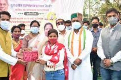 बच्चों को जागरूक होकर वैक्सीन लगाने पर उनको सम्मान के रूप में उपहार दिया जा रहा