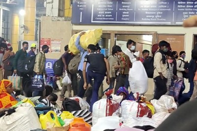 फिर पलायन :पुलिस ने डंडे बरसाए,