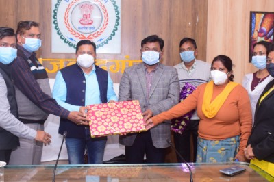 संयुक्त कलेक्टर  विरेन्द्र सिंह एवं डिप्टी कलेक्टर लता उर्वशा को स्थानांतरण होने पर दी गई भावभीनी विदाई