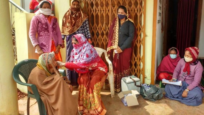 98 वर्षीय बुजुर्ग महिला श्रीमती रासोबाई साहू ने कोविड टीका का दूसरा डोज लगवाकर दिया जागरूकता का संदेश