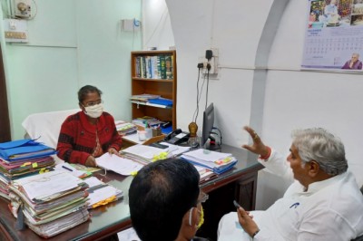 कोरोना से मृत्यु प्रकरण में मुआवजा पाने भटक रहे आवेदक