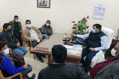 संक्रमित क्षेत्रो में प्रतिदिन सेनिटाइजर का छिड़काव के निर्देश दिए, मास्क के लिए लोगो को जागरूक करें: