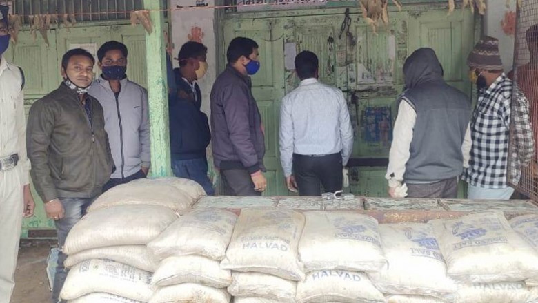डोंगरगढ़ में बाजार मूल्य से अधिक मूल्य में सामग्री बेचने पर बाजार स्थित किराना दुकान को किया गया सील