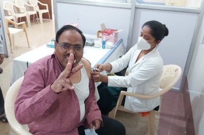 जिला अस्पताल दुर्ग के डॉ. बलराम साहू सहित अन्यअधिकारियों और फ्रंट लाइन वर्कर्स ने लगवाया बूस्टर डोज