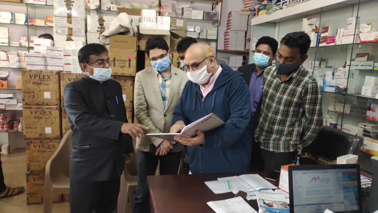 टीकाकरण महाअभियान - जेआरडी स्कूल केंद्र एवं श्री धन्वन्तरी जेनेरिक मेडिकल स्टोर का संभागायुक्त ने निगमायुक्त के साथ पहुँचकर किया अवलोकन: