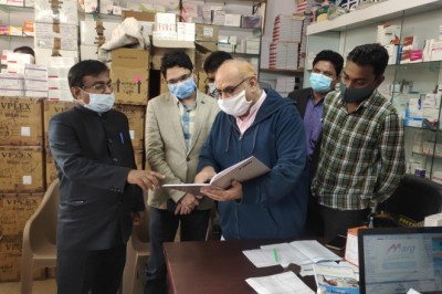 टीकाकरण महाअभियान - जेआरडी स्कूल केंद्र एवं श्री धन्वन्तरी जेनेरिक मेडिकल स्टोर का संभागायुक्त ने निगमायुक्त के साथ पहुँचकर किया अवलोकन: