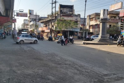 ट्रैफिक पुलिस ने की बुजुर्ग महिला की  सड़क पार करने में की मदद