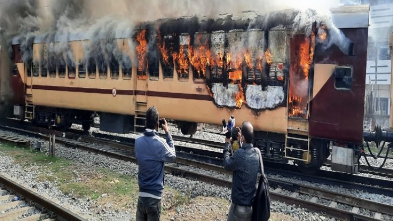 बिहार-यूपी में गया जंक्शन पर आक्रोशित छात्रों ने ट्रेन में आग लगा दी