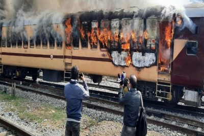 बिहार-यूपी में गया जंक्शन पर आक्रोशित छात्रों ने ट्रेन में आग लगा दी