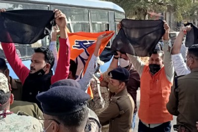 जगदलपुर में भाजपा के कार्यकर्ताओं ने मुख्यमंत्री भूपेश बघेल को काला झंडा दिखाया