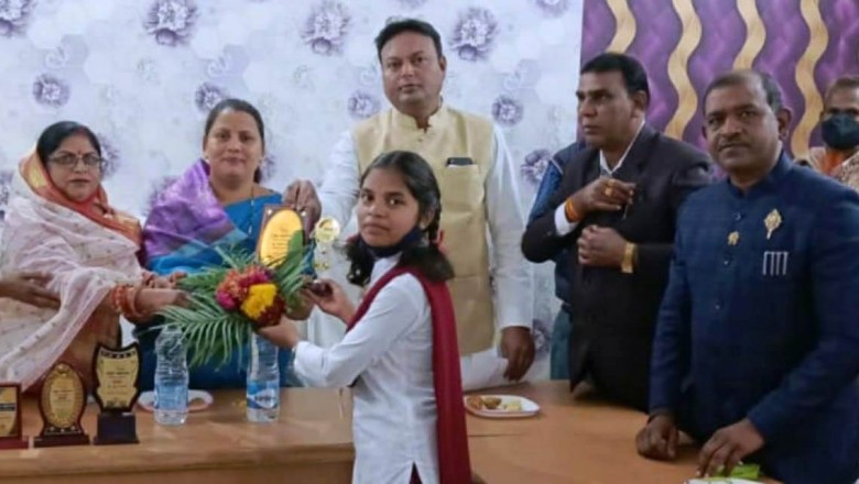 कन्या शिक्षा परिसर अंबागढ़ चौकी की चमेली गोटे चित्रकला में प्रथम