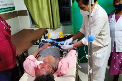 छत्तीसगढ़ के धमतरी में रविवार देर शाम तेज रफ्तार कार ने बाइक सवार युवकों को टक्कर मार दी