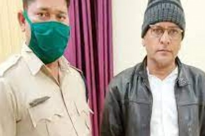 रायपुर के पंडरी थाने की पुलिस ने शहर के एक कारोबारी को पकड़ा