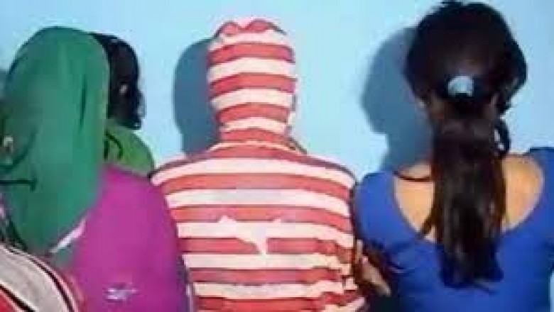 रायपुर की पुलिस ने एक स्पा में रविवार की रात छापा मारा
