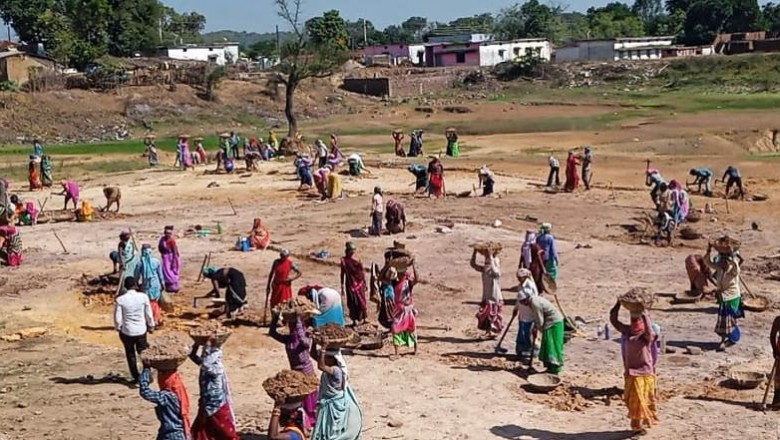 मनरेगा के तहत श्रमिकों को रोजगार देने में राजनांदगांव जिला प्रदेश में अव्वल नंबर