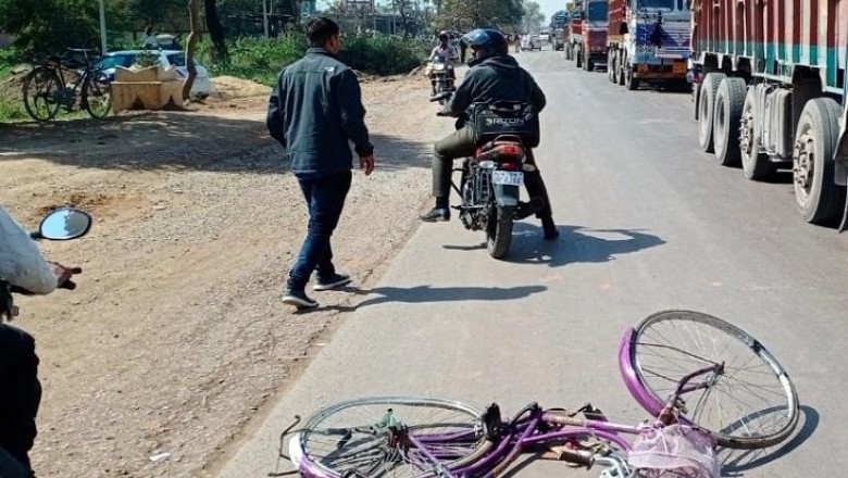 एक यात्री बस ने स्कूल जा रही छात्रा को टक्कर मार दी