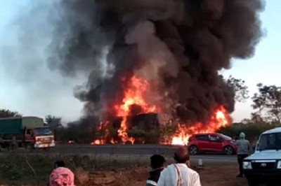 छत्तीसगढ़ के राजनांदगांव में ट्रेलर और ट्रक की भिड़ंत में एक युवक की जिंदा जलने से मौत