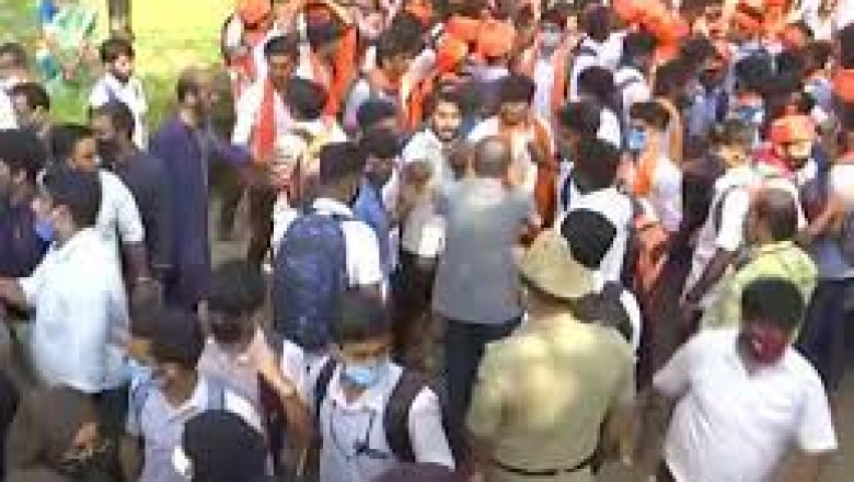 कर्नाटक में स्कूल-कॉलेजों में लड़कियों के हिजाब पहनने पर विवाद बढ़ता जा रहा है