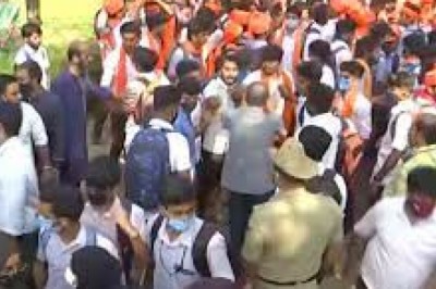कर्नाटक में स्कूल-कॉलेजों में लड़कियों के हिजाब पहनने पर विवाद बढ़ता जा रहा है