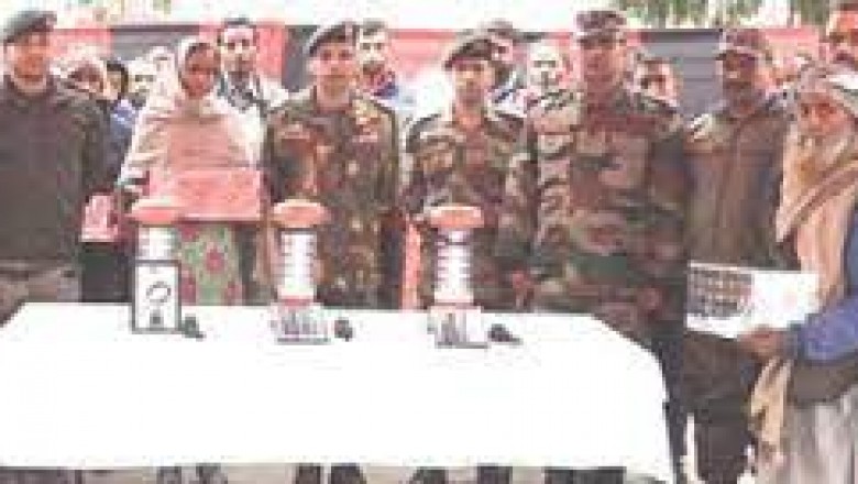 आईटीबीपी के जवानों ने ग्रामीणों को बांटे सोलर लाइट और कपड़े