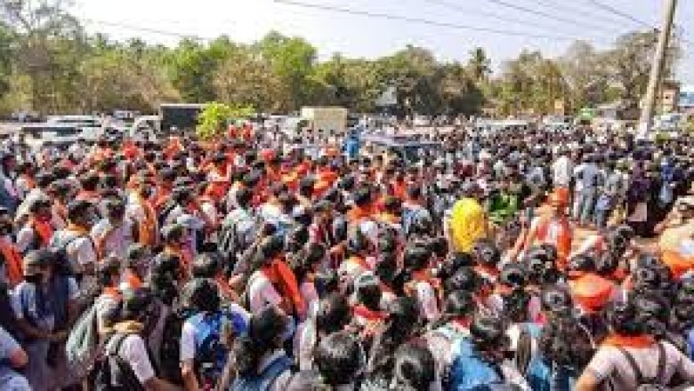 पुणे: पूरे देश में कर्नाटक हिजाब केस को लेकर जंग छिड़ी हुई है