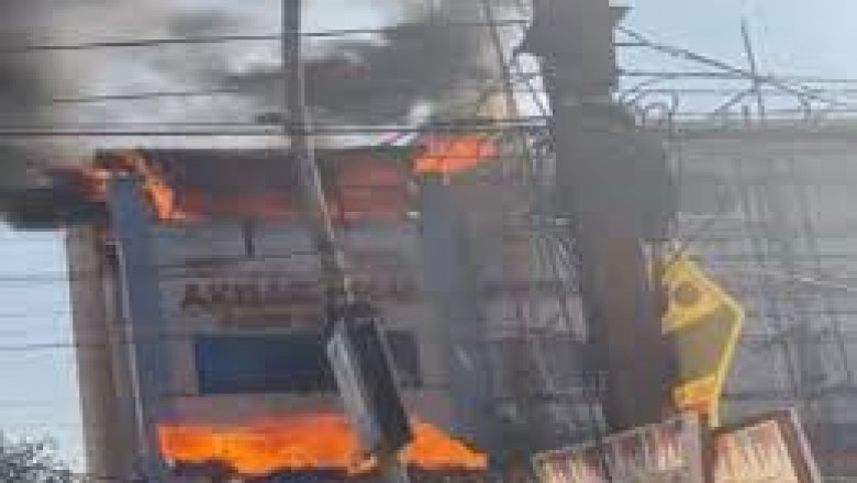 छत्तीसगढ़ के बिलासपुर में एक 3 मंजिला दुकान में भीषण आग लग गई
