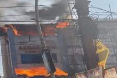 छत्तीसगढ़ के बिलासपुर में एक 3 मंजिला दुकान में भीषण आग लग गई