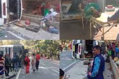 कवर्धा के कुकदुर थाना क्षेत्र में लग्जरी बस बेकाबू होकर घाटी में पलट गई