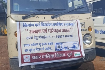 निगम ने सड़क में रखें वेस्ट मलबा को उठवाया,