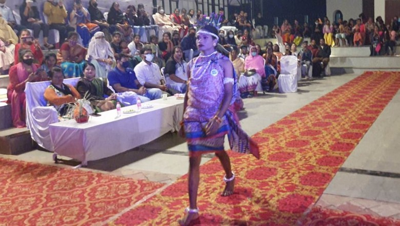 रायपुर : आदिवासी कला-संस्कृति के प्रदर्शन के साथ ट्रांसजेंन्डर्स का रैम्प वॉक