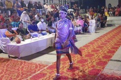 रायपुर : आदिवासी कला-संस्कृति के प्रदर्शन के साथ ट्रांसजेंन्डर्स का रैम्प वॉक
