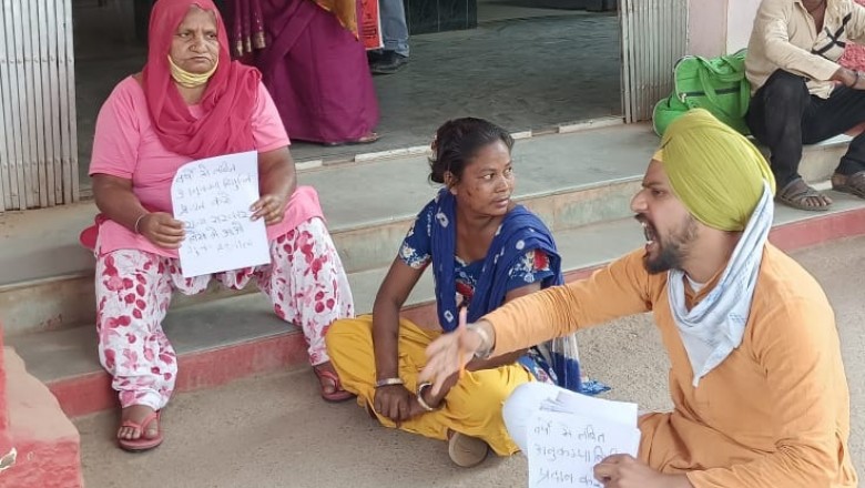 अनुकम्पा नियुक्ति  को लेकर माँ- बेटे ने  जिला प्रशाशन पर लगाया आरोप