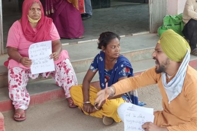 अनुकम्पा नियुक्ति  को लेकर माँ- बेटे ने  जिला प्रशाशन पर लगाया आरोप