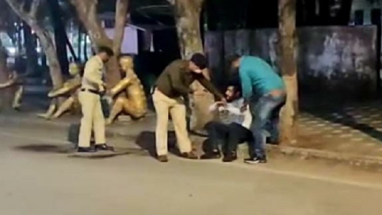 मुख्यमंत्री निवास को जाने वाली सड़क पर एक युवक ने आत्मदाह का प्रयास
