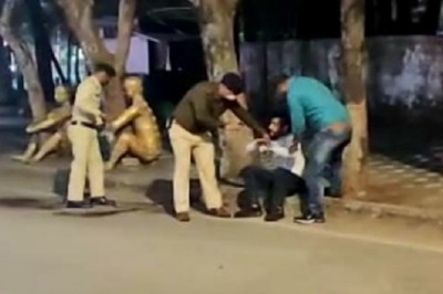 मुख्यमंत्री निवास को जाने वाली सड़क पर एक युवक ने आत्मदाह का प्रयास