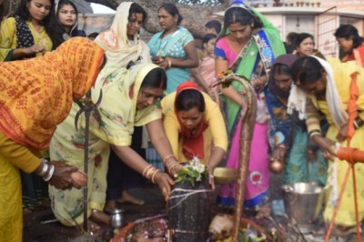 पूर्णिमा पर महानदी में आस्था का अर्घ्य।