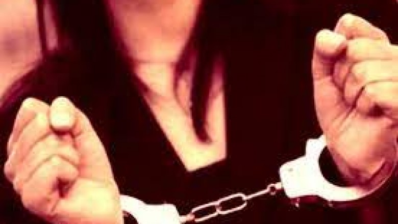 रायपुर के न्यू बस स्टैंड में दो महिलाएं चोरी-छिपे कर रही थी ये काम,