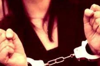 रायपुर के न्यू बस स्टैंड में दो महिलाएं चोरी-छिपे कर रही थी ये काम,