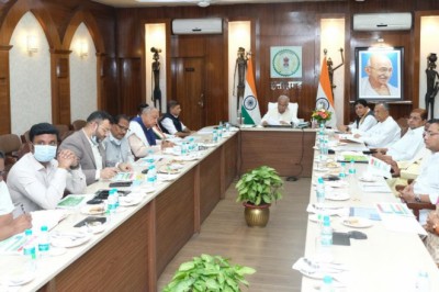 गौठानों में महिला स्व-सहायता समूहों द्वारा प्राकृतिक रूप से निर्मित विभिन्न प्रकार के उत्पादों के एकीकृत ब्रांडनेम ‘अर्थ‘ को लॉन्च किया