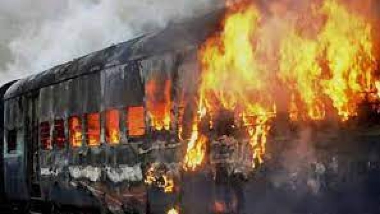 ट्रेन में लगी भीषण आग से जली दो कोच, मची अफरा-तफरी