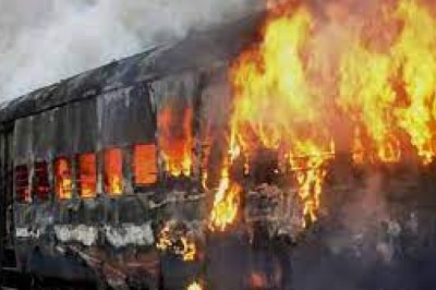 ट्रेन में लगी भीषण आग से जली दो कोच, मची अफरा-तफरी