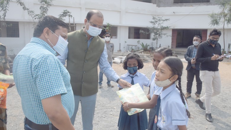 कलेक्टर ने छुरिया के स्वामी आत्मानंद उत्कृष्ट अंग्रेजी माध्यम विद्यालय के निर्माणाधीन स्कूल भवन का किया निरीक्षण