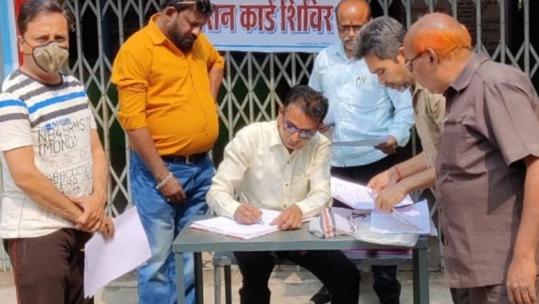 वार्डो में चल रहे राशनकार्ड शिविर