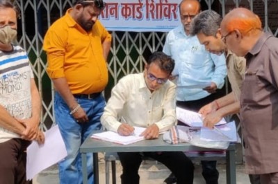 वार्डो में चल रहे राशनकार्ड शिविर