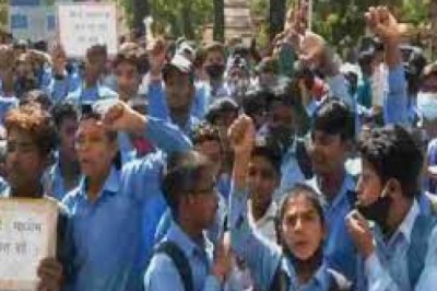 आत्मानंद स्कूल में शिक्षकों के ट्रांसफर से छात्र नाराज