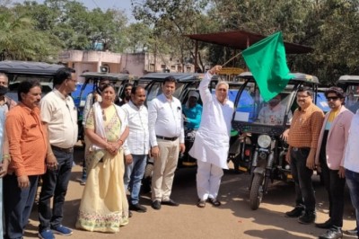 कचरा कलेक्शन के लिए 40 नई ई-रिक्शा, विधायक एवं महापौर ने हरी झंडी दिखाकर किया रवाना: